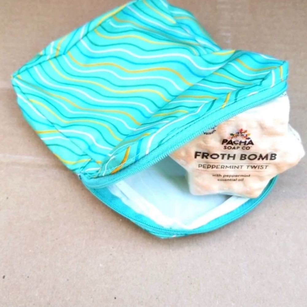 Clinique Cosmetic Bag New + Pacha Froth Bomb Soap Pepper Mint Scent